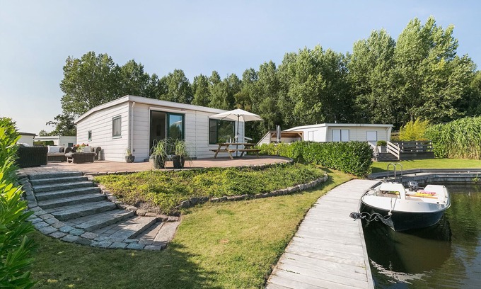 Terherne House | Picturesque holiday home with garden on open waters