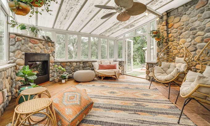 Lake Elmo Cottage | Picturesque Lake Elmo Cottage w/Fire Pits!