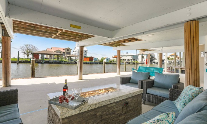 Slidell House | Picturesque Lake house 20 minutes from New Orleans. . . Superbowl. . Mardi Gras