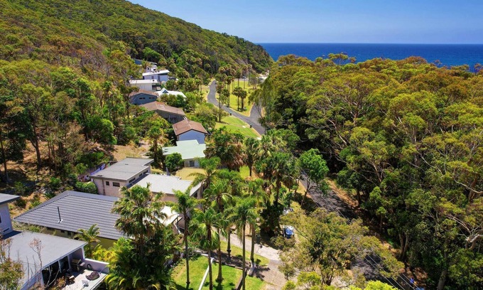 Elizabeth Beach House | Picturesque Lizzie Palms 1