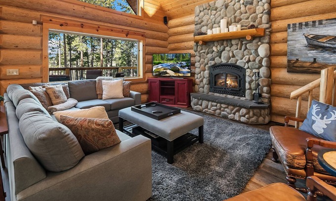 Cle Elum House | Picturesque Log Cabin on 5 Private Acres! Hot Tub * Large Yard * WiFi
