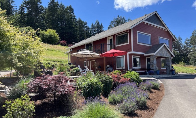 Newberg House | Picturesque Retreat On 80 Acres of Organic Farmland, Farm Animals Galore In Middle of Wine Country