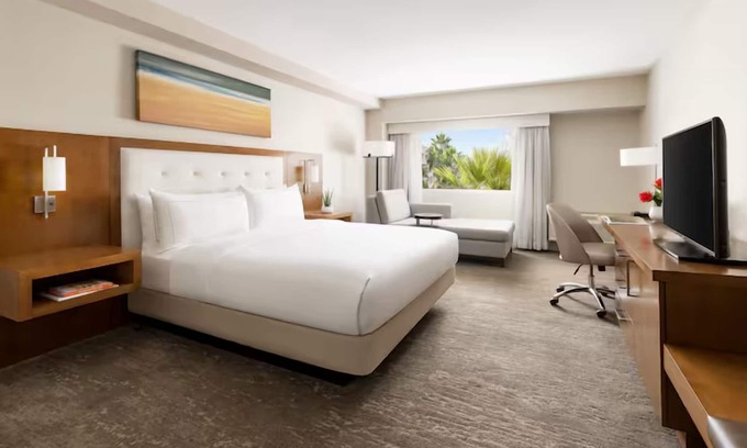 Tucson Hotel | Picturesque Retreat: Serene Views | Romantic Couple Stay | Pool