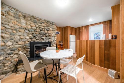 Dunbar House | Picturesque room surrounded by flowers with share spaces