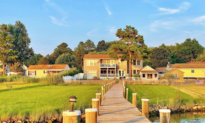 Chester House | Pier Pleasure Retreat- Waterfront & Private Pier
