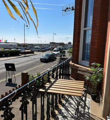 Felixstowe Apartment | Pier View Felixstowe - Sea View, 50m from the beach