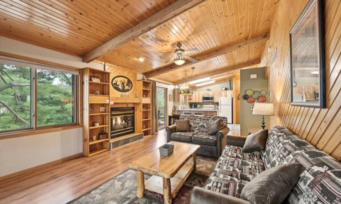 Lake Delton Apartment | Piers & Pines II at Island Pointe