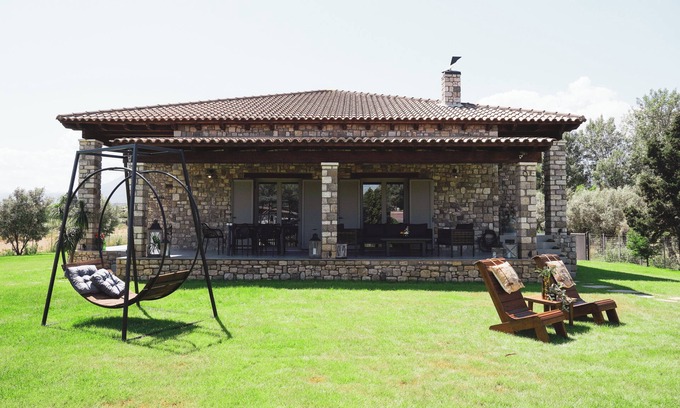 Aigio House | PIETRA VILLA, all inclusive. 6om from the sea, garden and private parking.