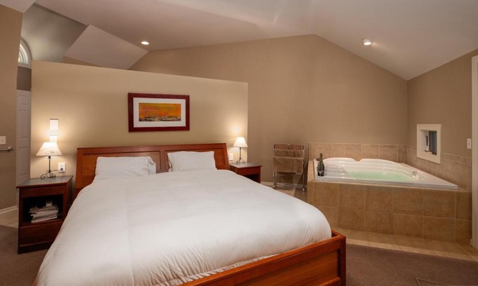 Holland Bed & Breakfast | Pigeon Creek Inn - Adults Only