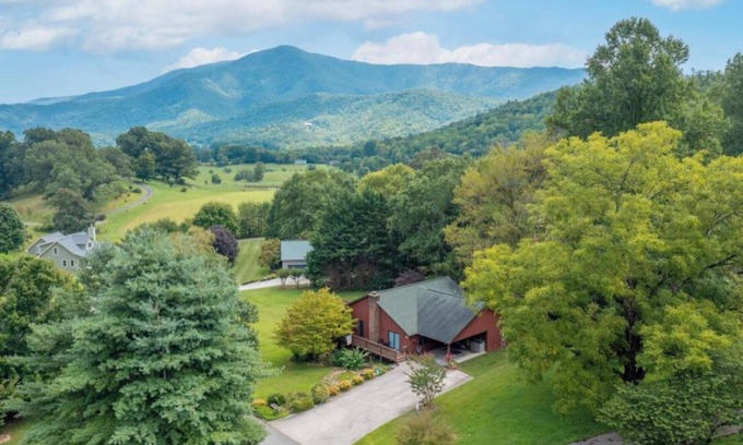 Wears Valley Cabin | Pigeon Forge ! Modern , Game Room , Hot Tub , Close to Gatlinburg