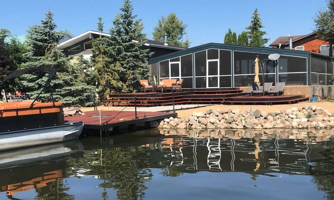 Division No. 11 Cottage | Pigeon Lake Direct Lakefront Home ***HOT TUB *** July/1st wk Aug