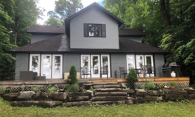 Bobcaygeon Cottage | Pigeon Lake Luxury close to town of Bobcaygeon