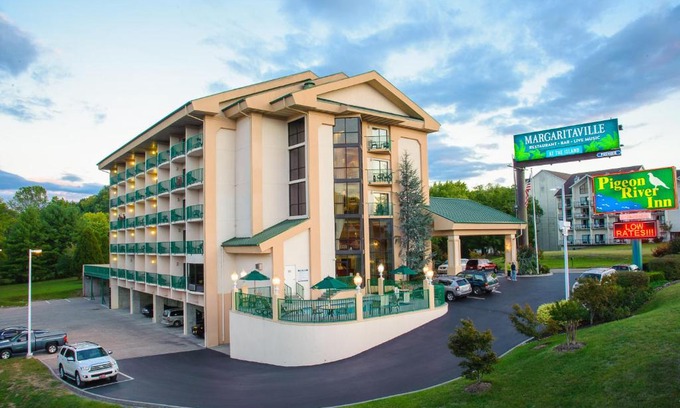 Pigeon Forge Hotel | Pigeon River Inn