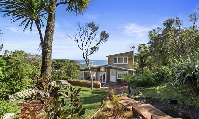 New Lynn House | Piha - City Escape, Piha Holiday Home
