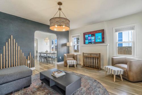 Central Colorado Springs Apartment | Pikes Adventure - Downtown King Scenic Views
