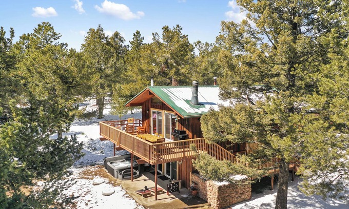 Woodland Park Cabin | Pikes Peak Panorama - 2 acres- Fire Pit - Hot Tub - Starlink