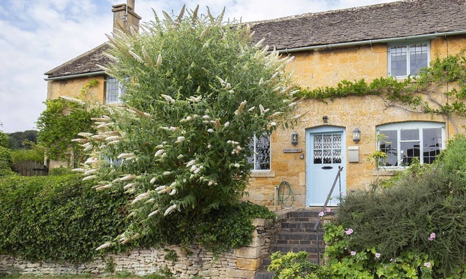 Bourton-on-the-Hill Cottage | Pilgrim Cottage - sleeps 8 guests in 4 bedrooms