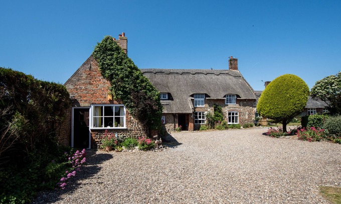 Bacton House | Pilgrims House - Six Bedroom House, Sleeps 12