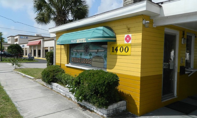 Holly Heights Hotel | Pilot Motel
