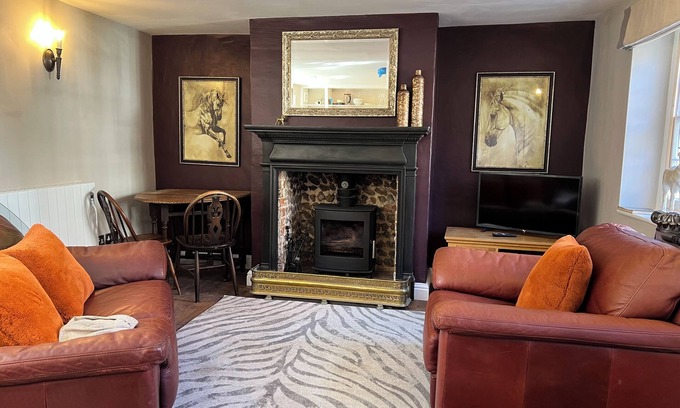 Holt Cottage | Pimpernel Cottage,Blakeney,2 bed,sleeps 3,courtyard,pub&quay a stones-throw.🌟