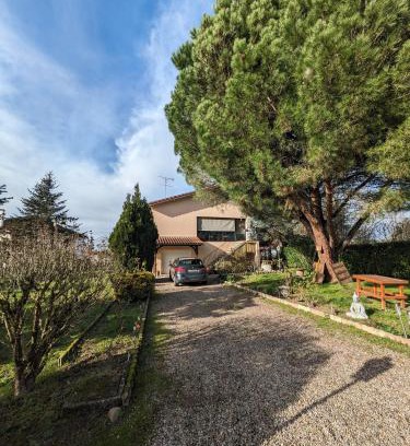 Marmande Apartment | Pin parasol