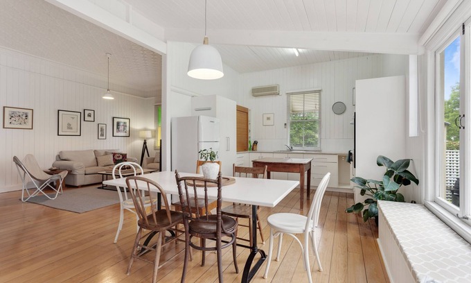 East Toowoomba House | PINBARRON Cottage close to Queens Park/schools