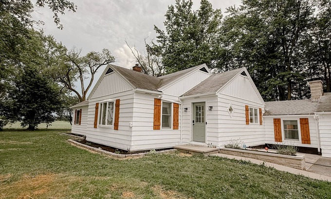 Saint Marys  Allen County House | Pinch of Cozy, Farm House with Hot Tub, 1 Minute Walk to Local Farm Store