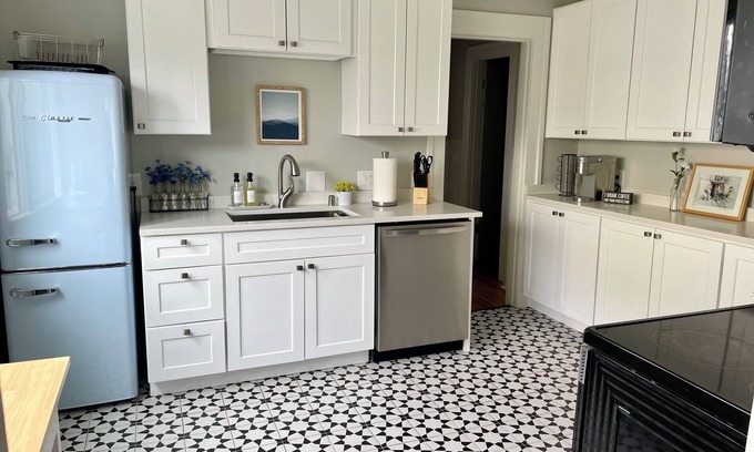 Everett Cottage | Pine Arch Cottage - a bright, airy, clean 2BR home near Everett Marina