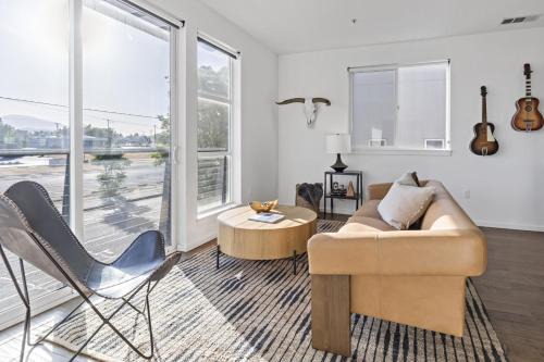Downtown Apartment | Pine at Evergreen - Boutique Hotel