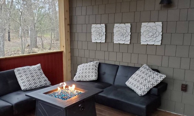 Pine City Cabin | Pine City/River/kayaks/dogs/firepit/screen porch