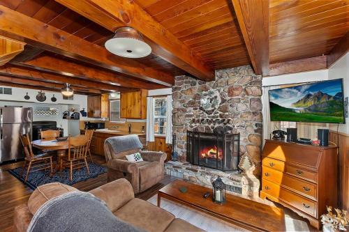 Peter Pan House | Pine Cone Mountain Retreat Cabin w/Hottub