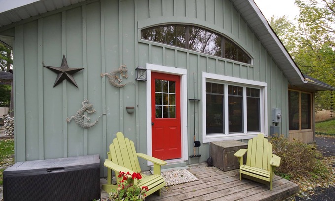 Port Albert Cottage | Pine Grove Cottage: Character Plus!