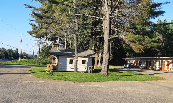 Algoma District Hotel | Pine Grove Motel