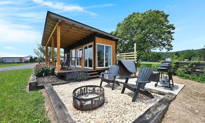 Pine Grove Apartment | Pine Grove Scenic View: Unforgettable Love Getaway