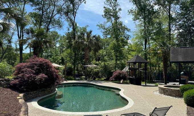 Griffin House | Pine Hill Estate w/Three Apartment-style Rooms