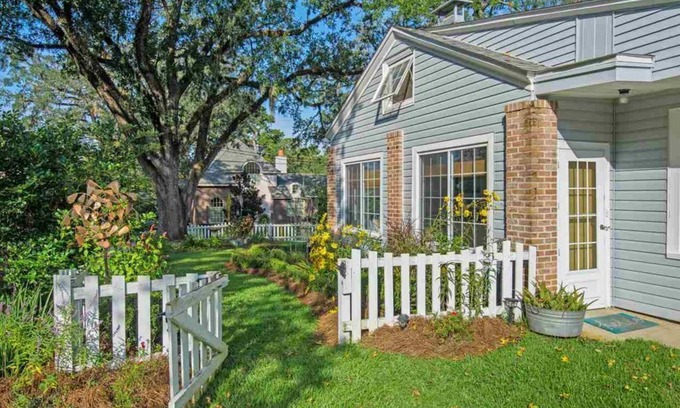 Old Town House | Pine Hill Gardens in perfect Midtown Location