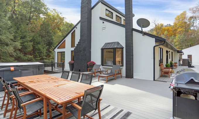 Duncannon Cabin | Pine Hollow Lodge 🌲 Hot tub! Pond! Game Room.