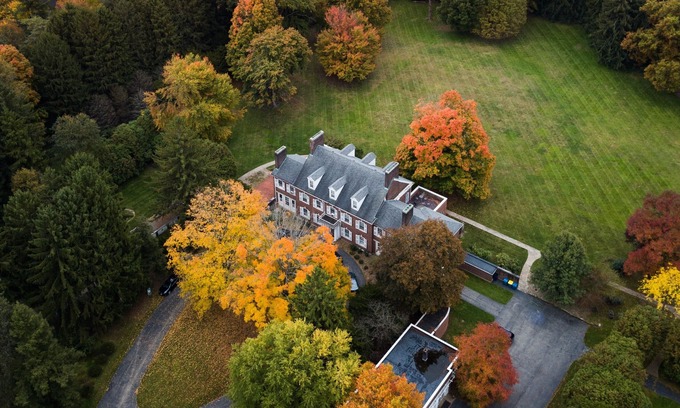 Youngstown House | Pine Lakes Club Mansion. 12,000 Sq Ft Sleeps 20, 10 Bathrooms