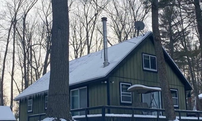 West Branch Cottage | Pine Needle Cottage (West Branch, MI): Pet Friendly!