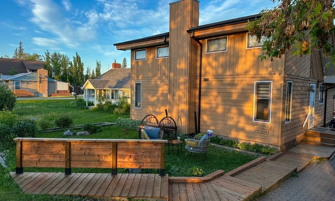 Alberta Beach Cabin | Pine Peaks Cabin - Rustic Family Getaway Steps to Lake Hot Tub + Bunk Rooms