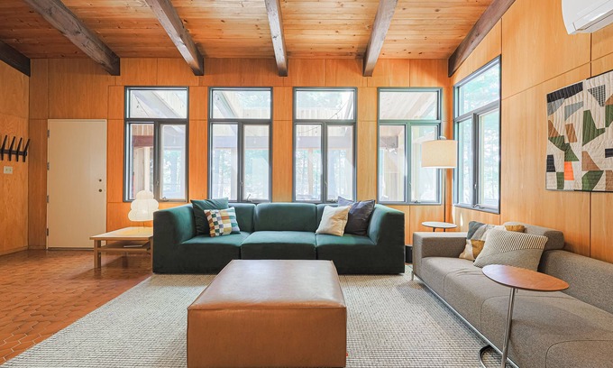 Havelock-Belmont-Methuen Cottage | Pine Point on Kosh Elegant Midcentury Cottage W/hot tub & gym