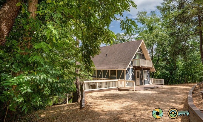 Mount Jackson Ski Chalet | Pine Ridge Retreat - walk to ski slopes!