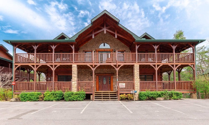 Hemlock Hills Cabin | Pine Tree Lodge | Perfect for Reunions or Teams – Sleeps 36!