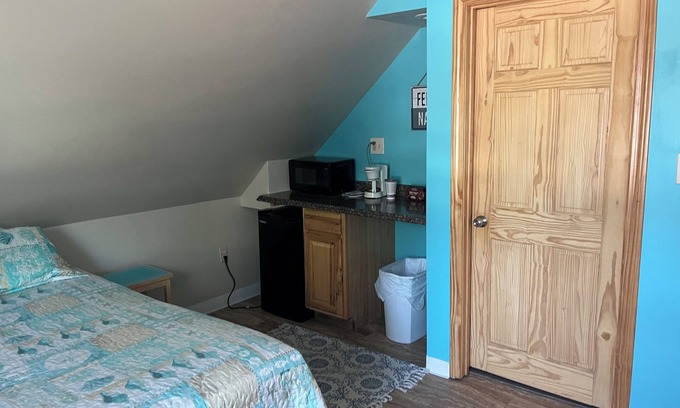 Old Orchard Beach Apartment | Pine View Lodge Old Orchard Beach - Attic Double/Full bed Unitnn