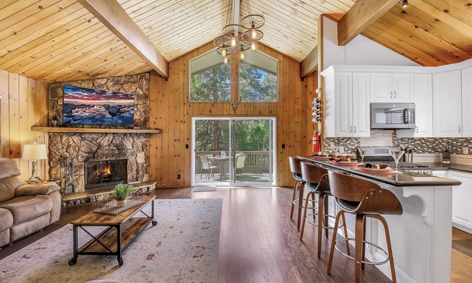 Twin Peaks House | Pine View - Spacious 3000 SQFT Home with Game Room, Bar and 3 Decks!