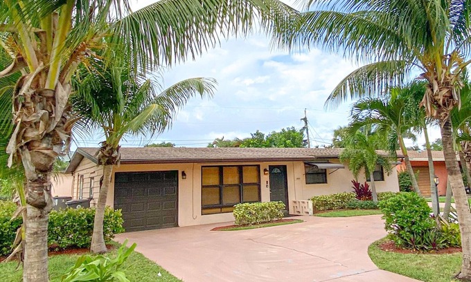 Juno Beach House | Pineapple Palm - Entire Home (Bring your boat!)