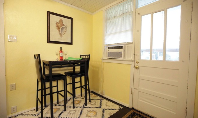 East Pensacola Heights House | Pineapple Paradise: EPH, Close to Downtown, Beach!