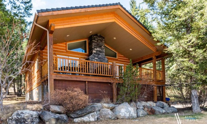 East Kootenay Cabin | Pinecone Cottage | Hot Tub | Fireplace | Foosball