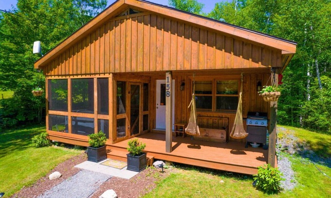 Smiths Corner Cottage | Pinecone Cottage Hot Tub & Projector at Falls Lake