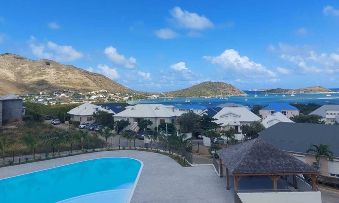 Cul de Sac Apartment | Pinel Sublime apartment in residence SEA VIEW